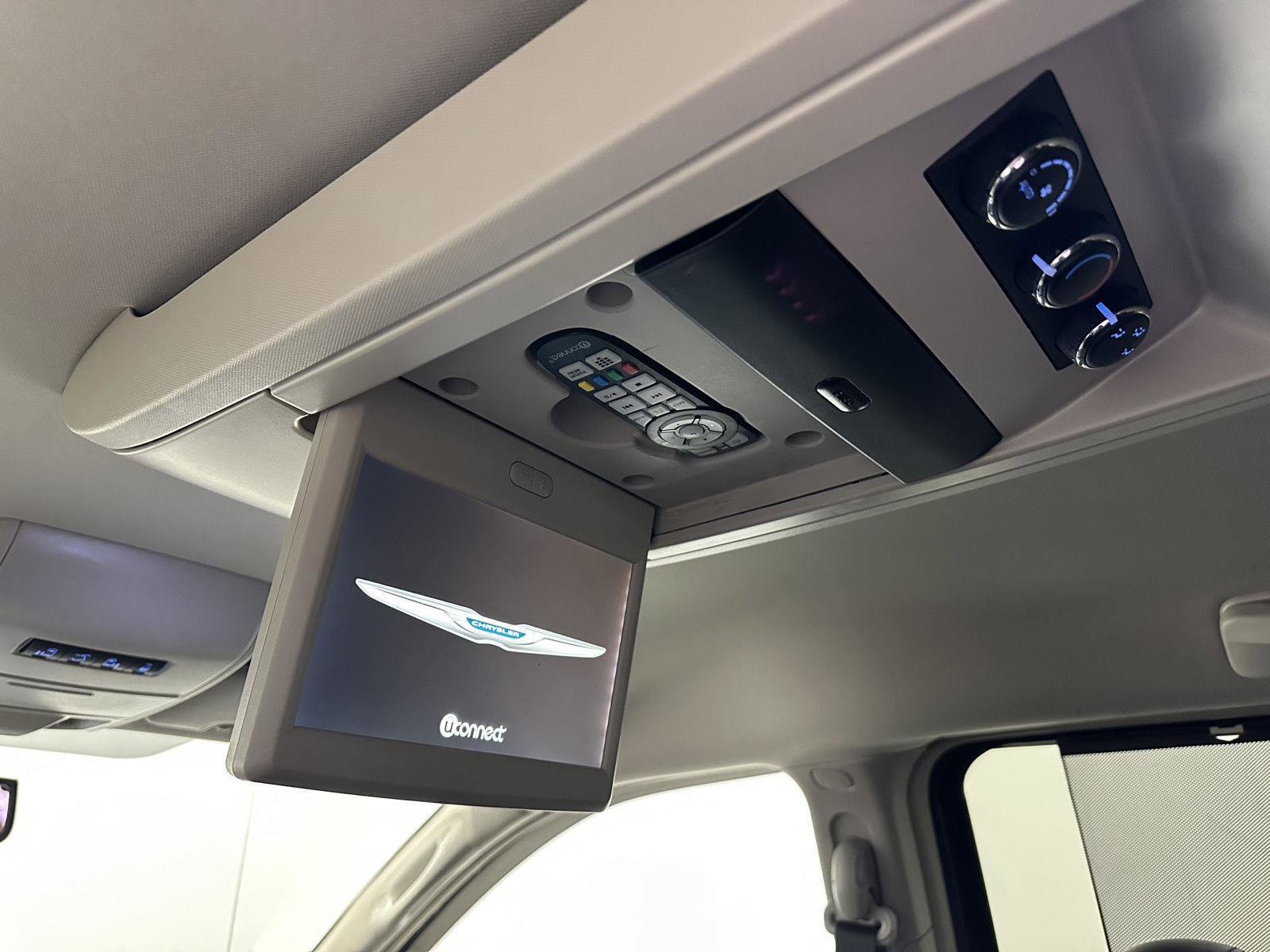 Used 2014 Chrysler Town & Country Touring-L image 23