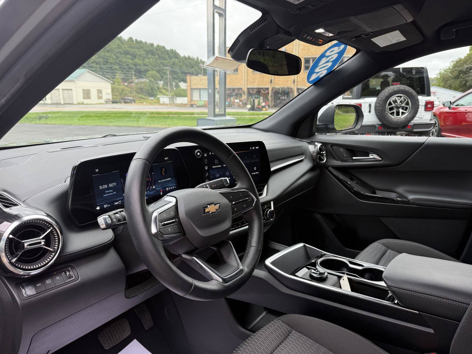 Used 2026 Chevrolet Equinox LT AWD/4WD image 8