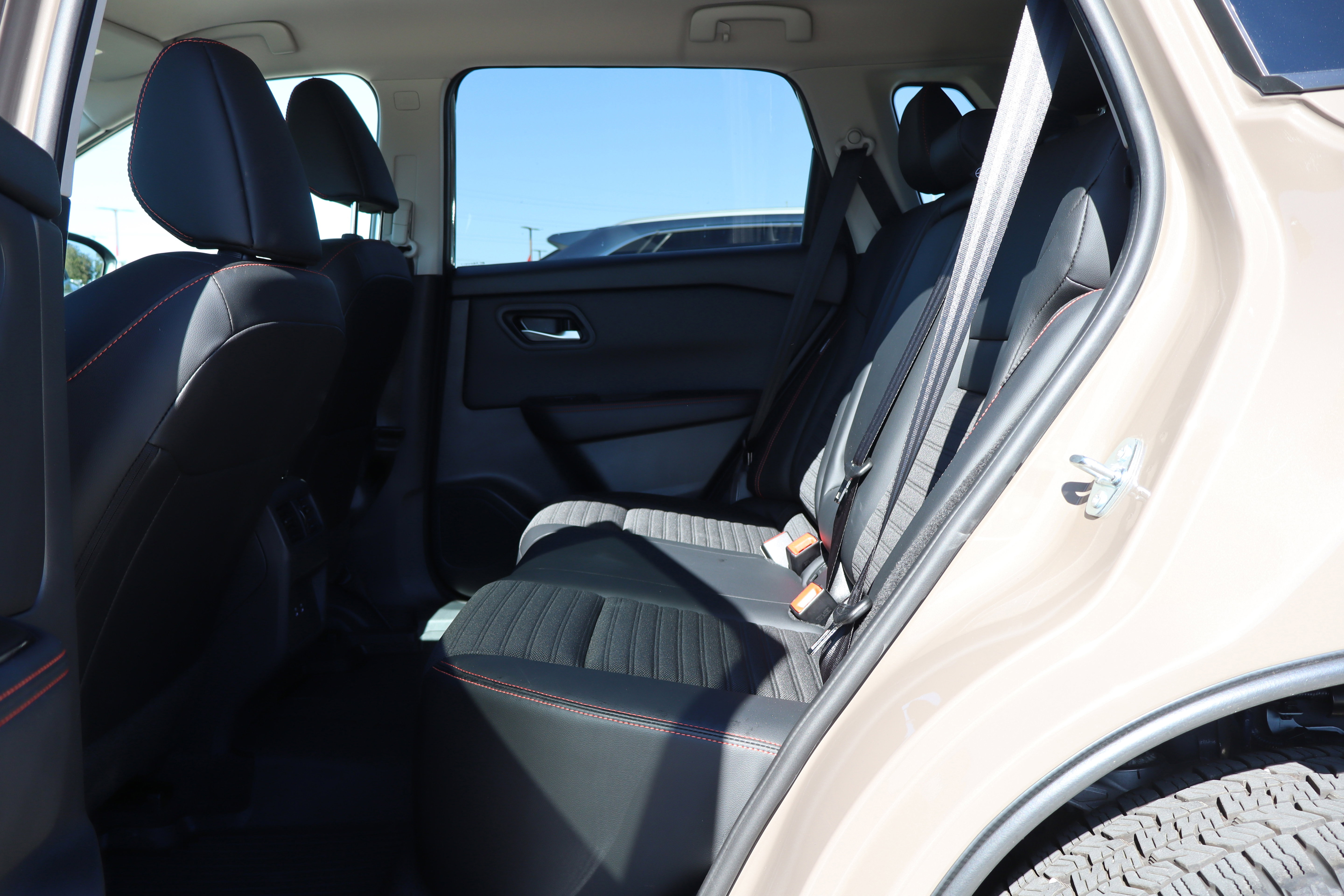 Used 2025 Nissan Rogue SV image 11