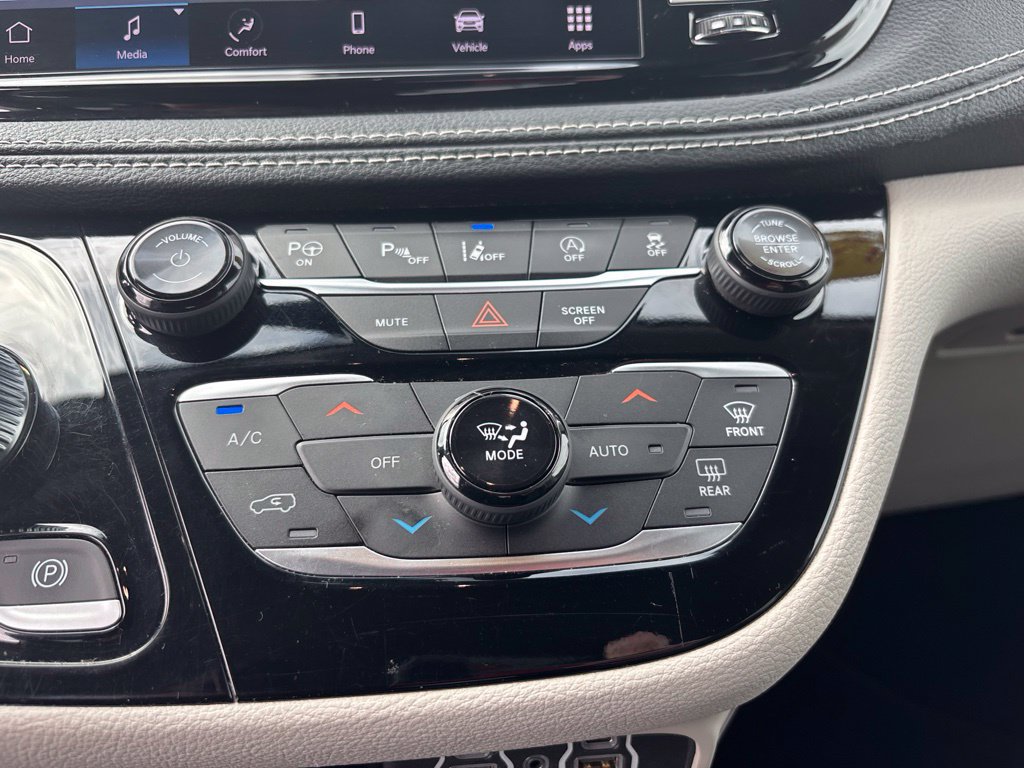 Used 2023 Chrysler Pacifica Touring-L AWD/4WD image 17
