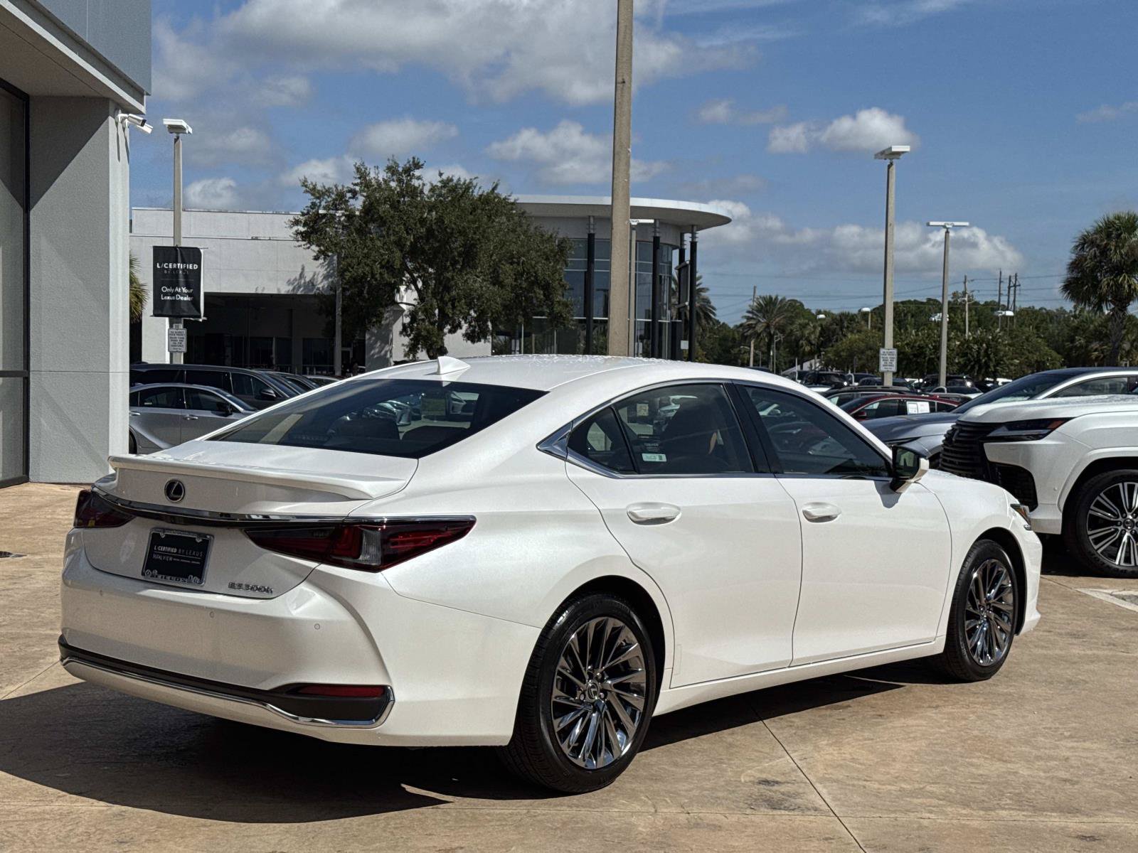 Used 2024 Lexus ES 300h w/ Technology Package FWD image 3