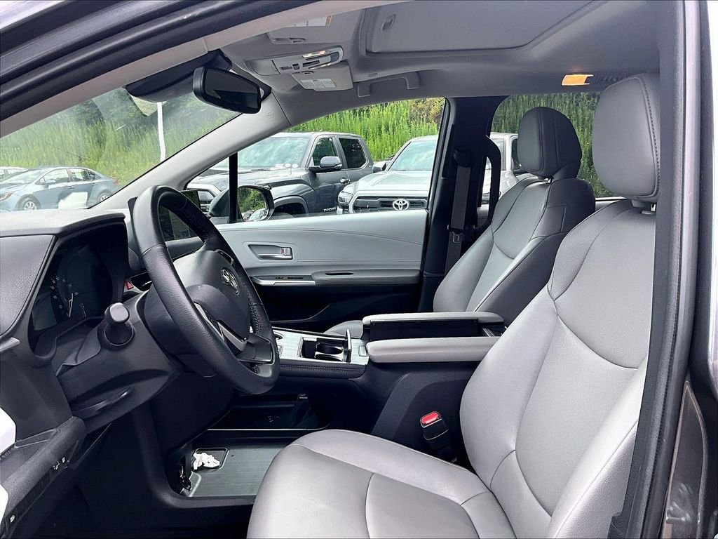 Used 2025 Toyota Sienna XLE FWD image 4