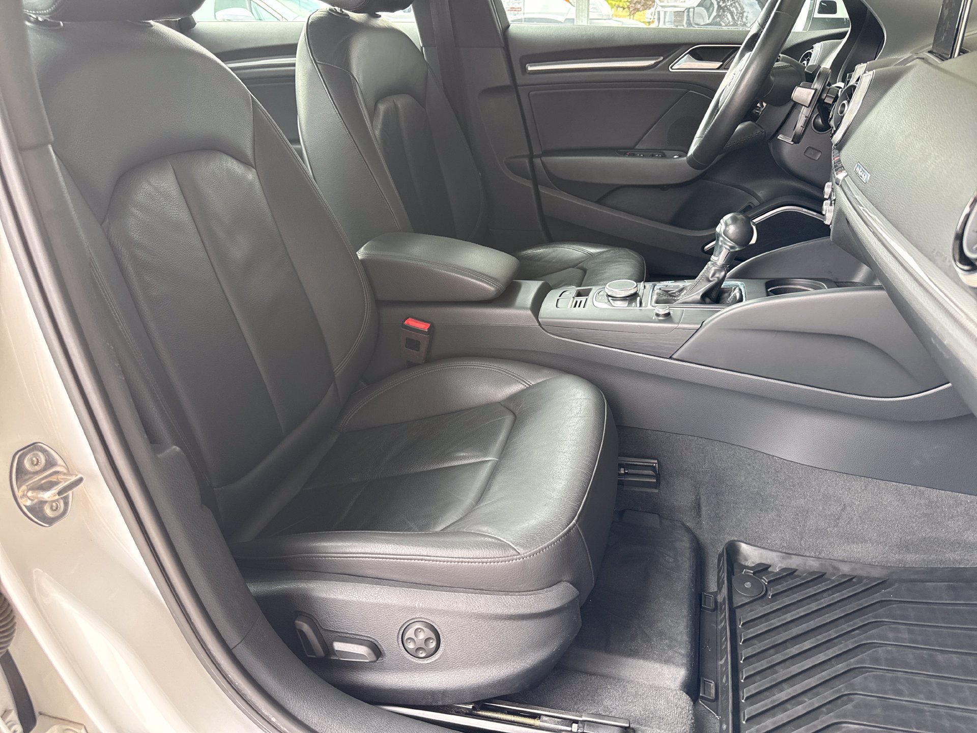 Used 2018 Audi A3 e-tron Premium Plus w/ Technology Package FWD image 21