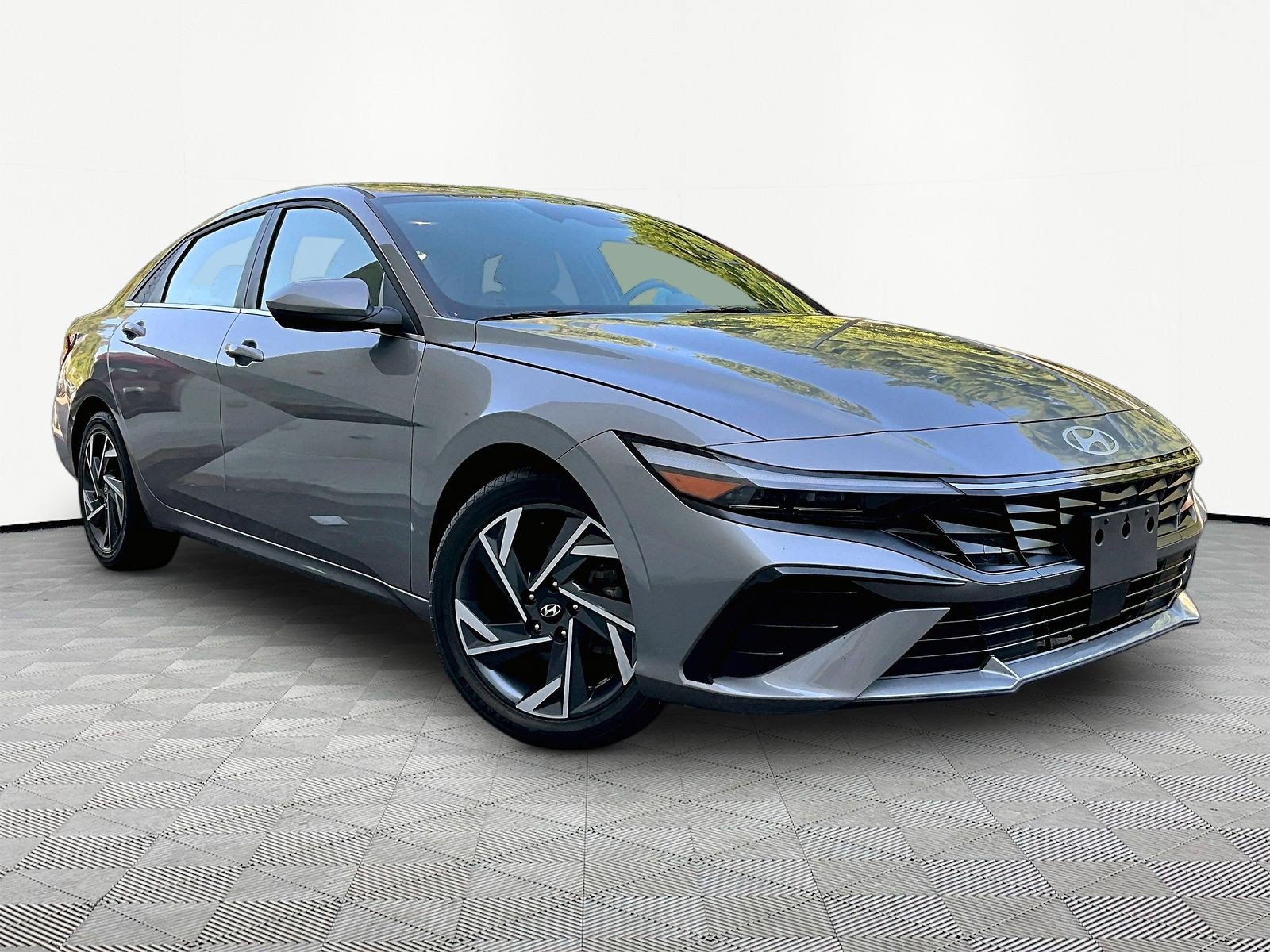 Used 2025 Hyundai Elantra SEL FWD image 3