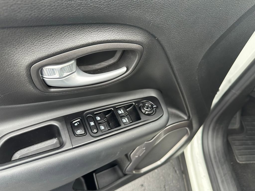 Certified 2023 Jeep Renegade Latitude AWD/4WD image 11