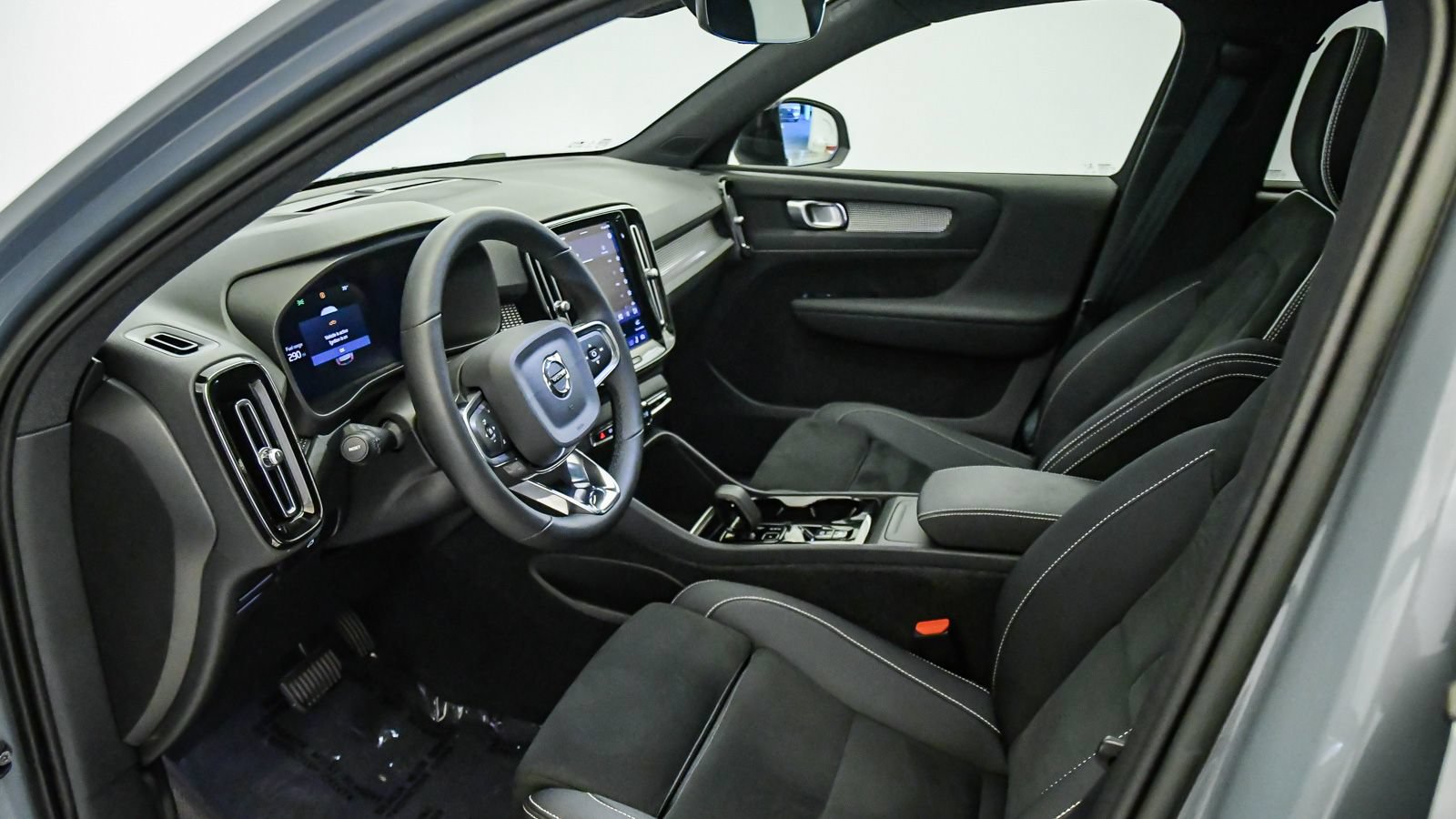 Certified 2023 Volvo XC40 B5 Plus w/ Protection Package Premier AWD/4WD image 17