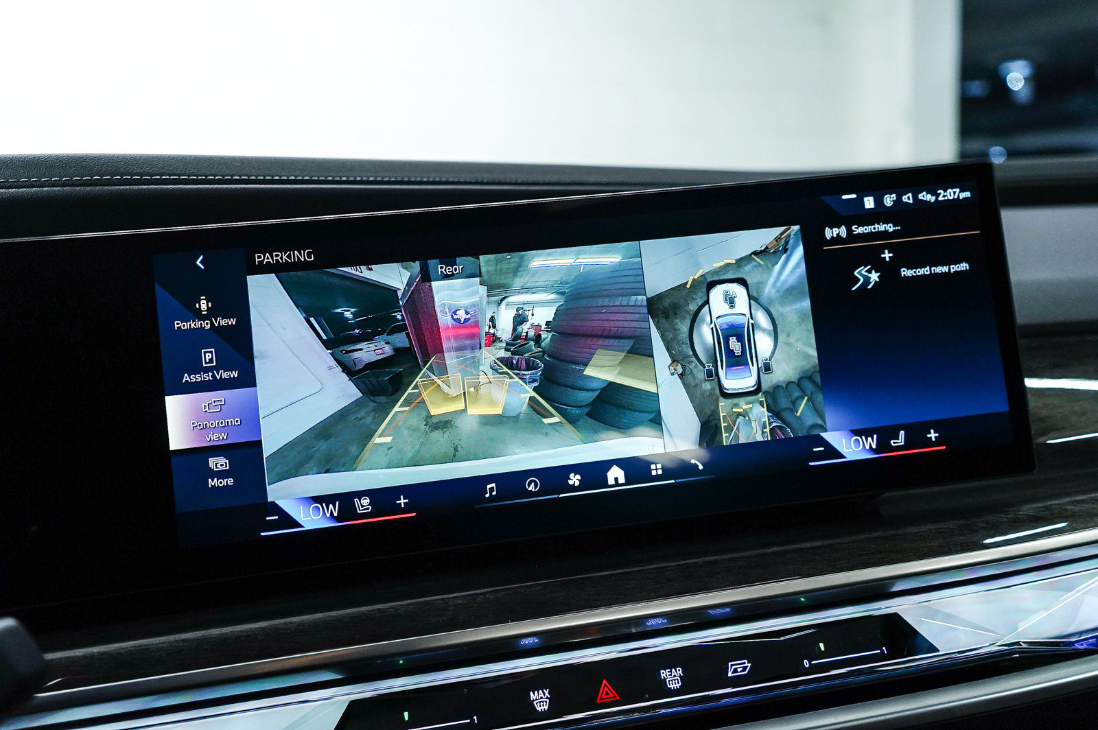 Used 2025 BMW 740i w/ Premium Package RWD image 25