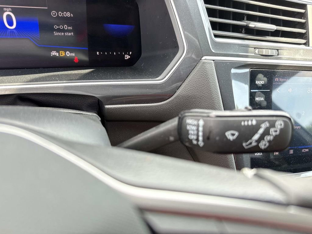 Used 2023 Volkswagen Tiguan SE R-Line image 35