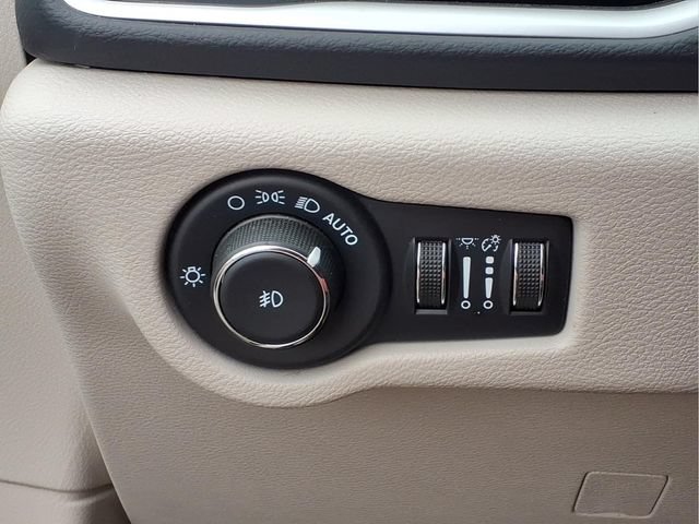 Used 2023 Chrysler Pacifica Touring-L FWD image 15