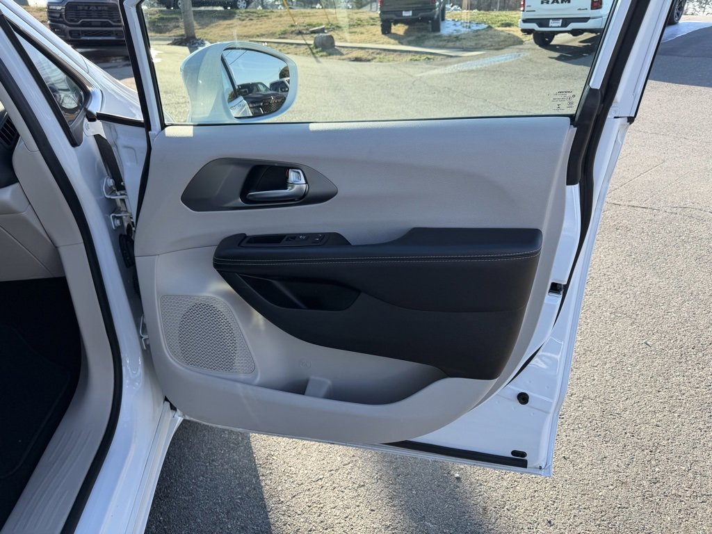 Used 2022 Chrysler Pacifica Touring-L image 29