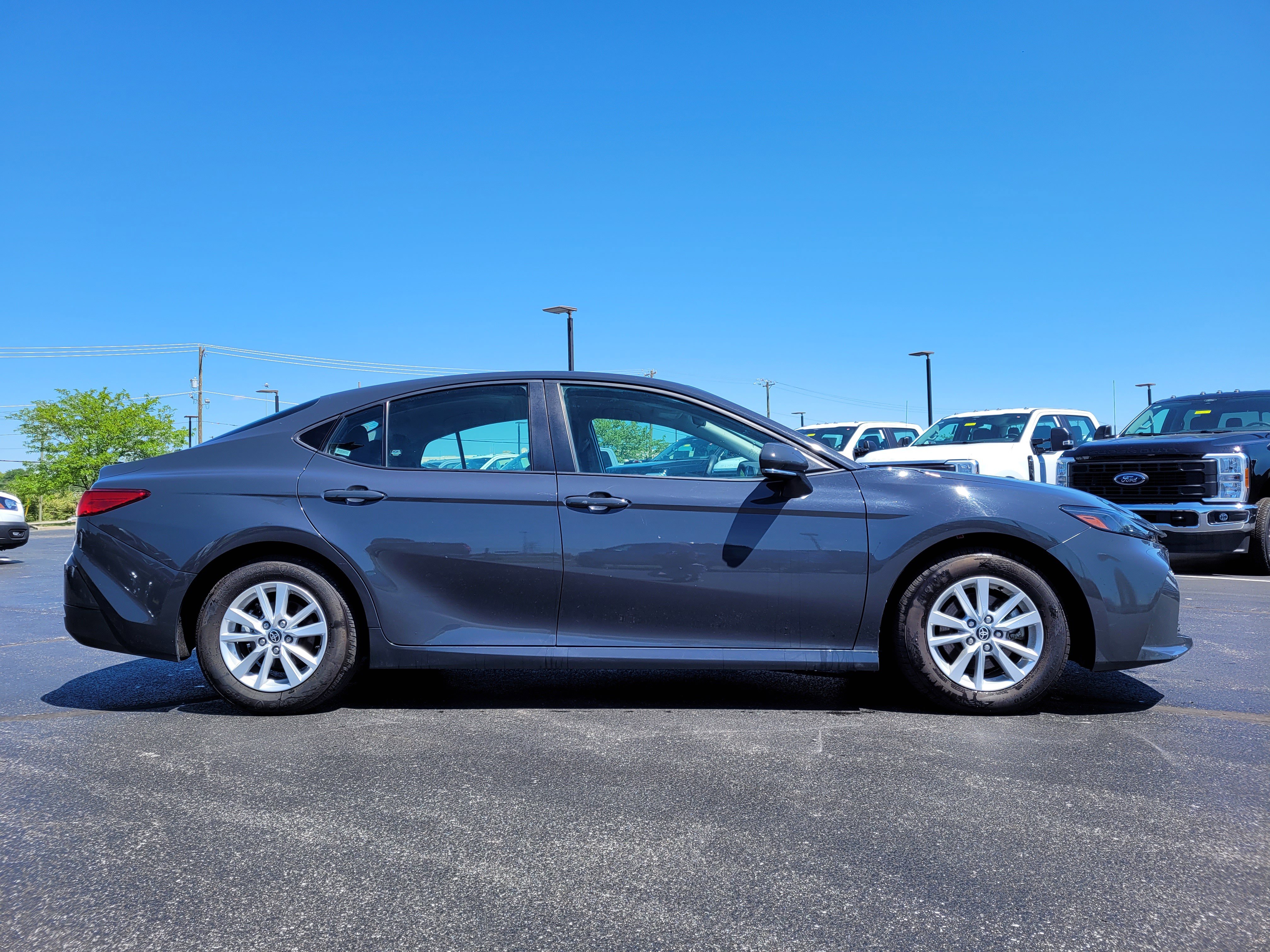 Used 2025 Toyota Camry SE FWD image 2
