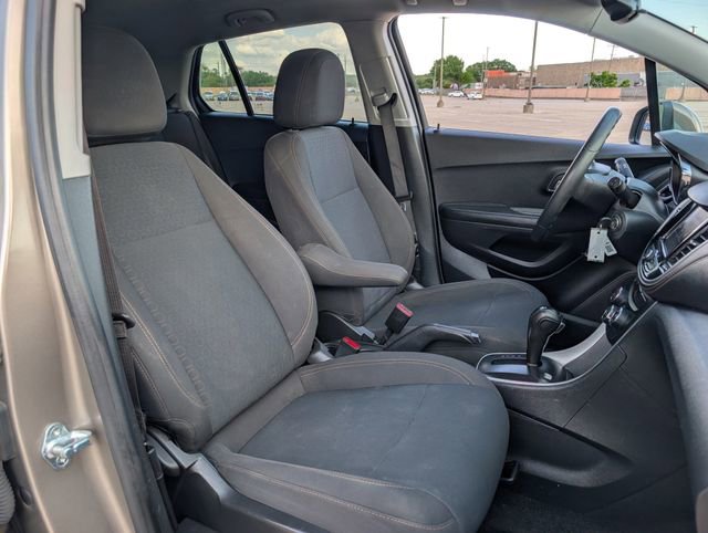 Used 2022 Chevrolet Trax LS w/ Tint and Cruise Package AWD/4WD image 25