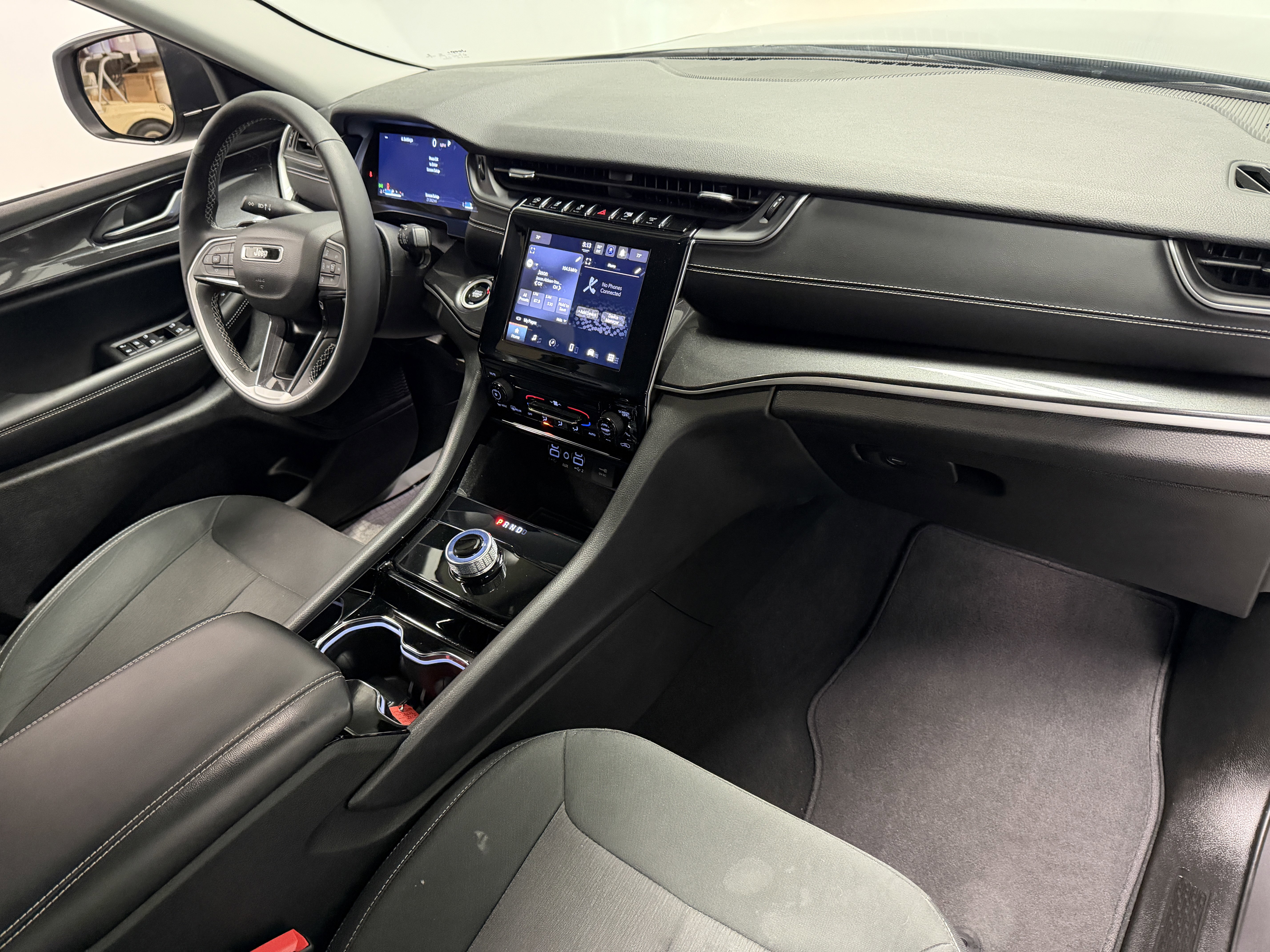 Used 2023 Jeep Grand Cherokee Laredo image 22