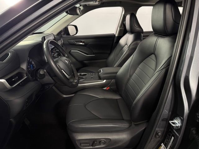 Used 2025 Toyota Highlander XLE image 14