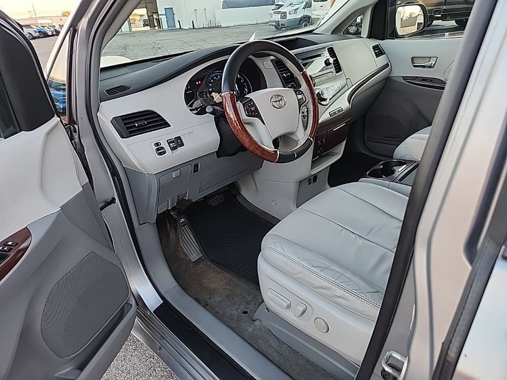 Used 2011 Toyota Sienna XLE FWD image 30