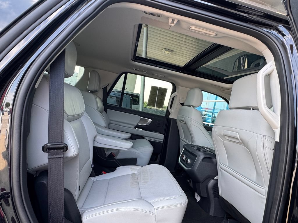 Used 2025 Ford Expedition Platinum w/ Driver's Package AWD/4WD image 32