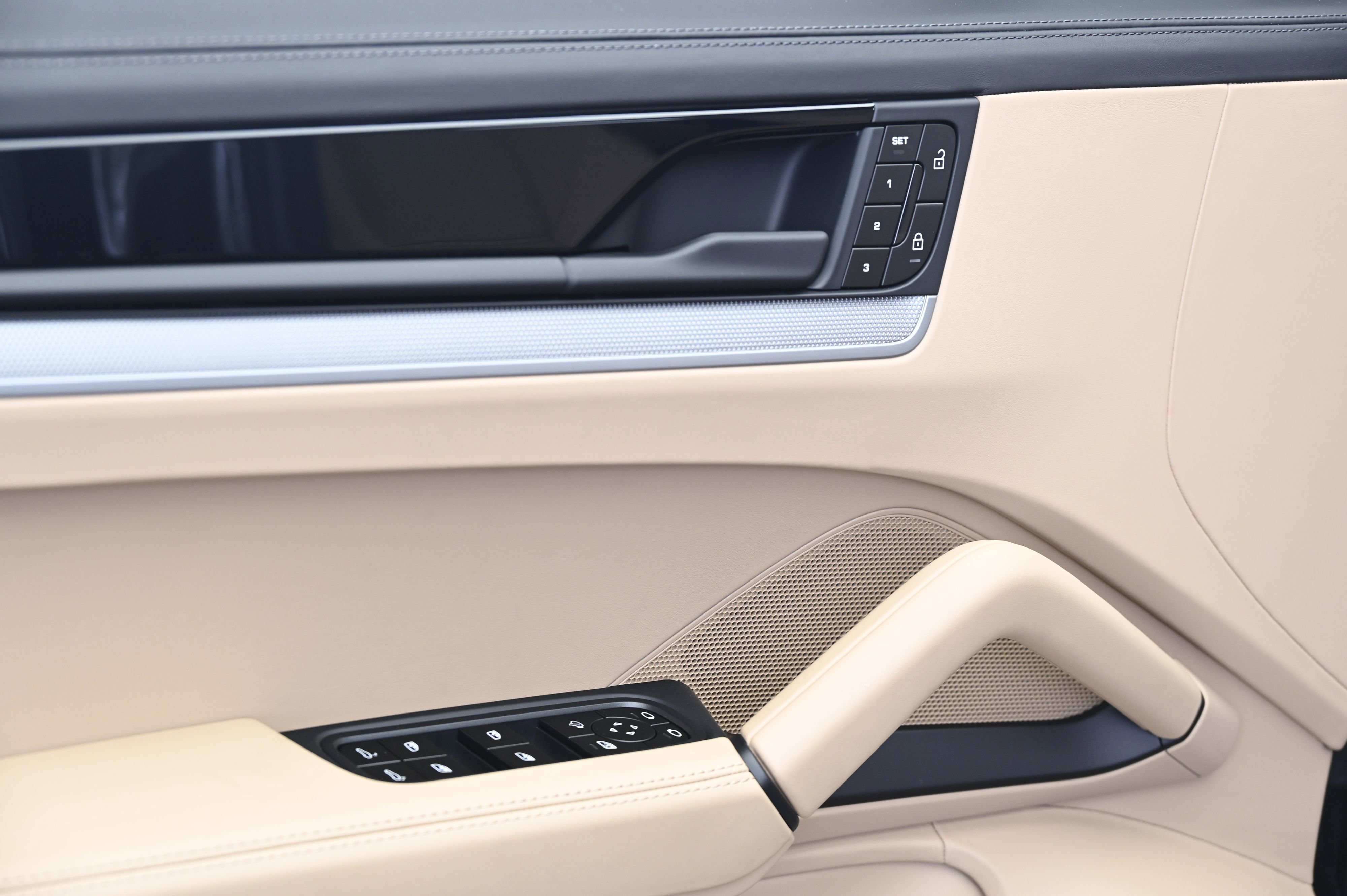 Certified 2024 Porsche Cayenne Coupe image 27