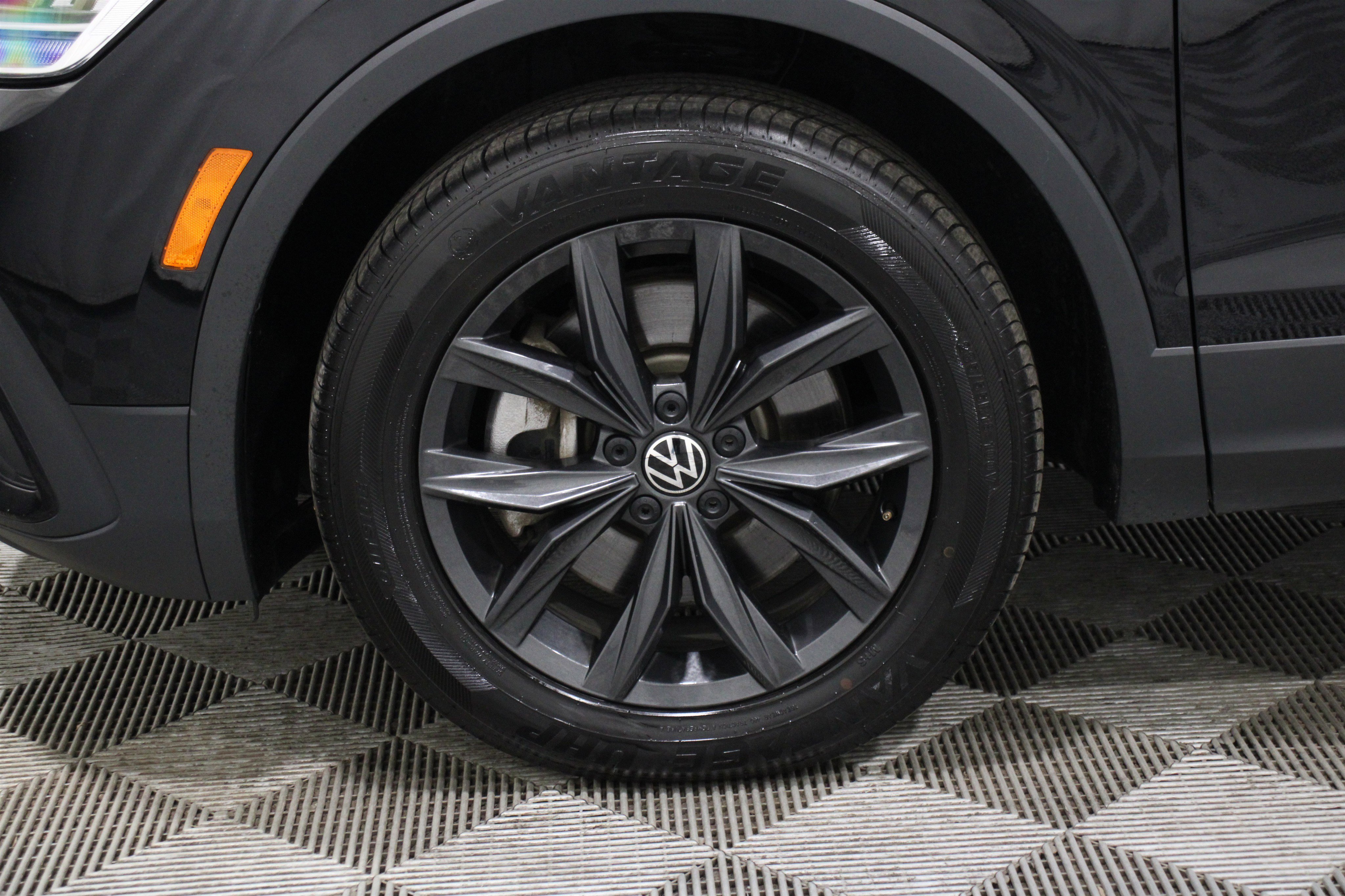 Used 2024 Volkswagen Tiguan SE image 38