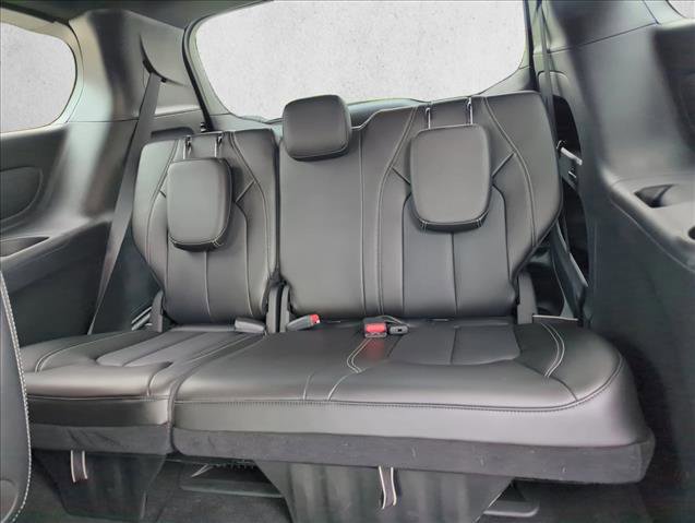 Used 2025 Chrysler Pacifica Select image 23