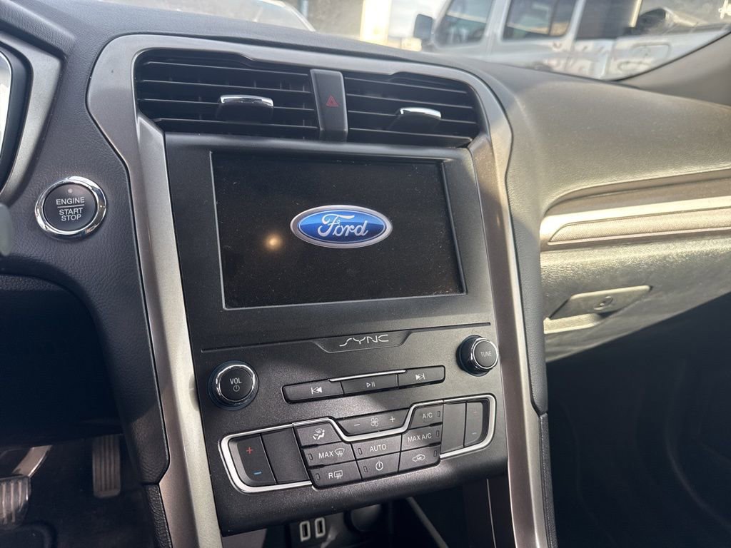Used 2020 Ford Fusion SE image 12