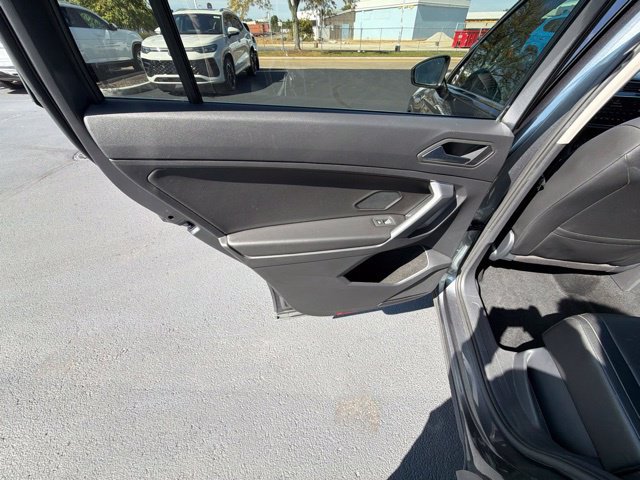Certified 2021 Volkswagen Tiguan SE w/ Panoramic Sunroof Package AWD/4WD image 17