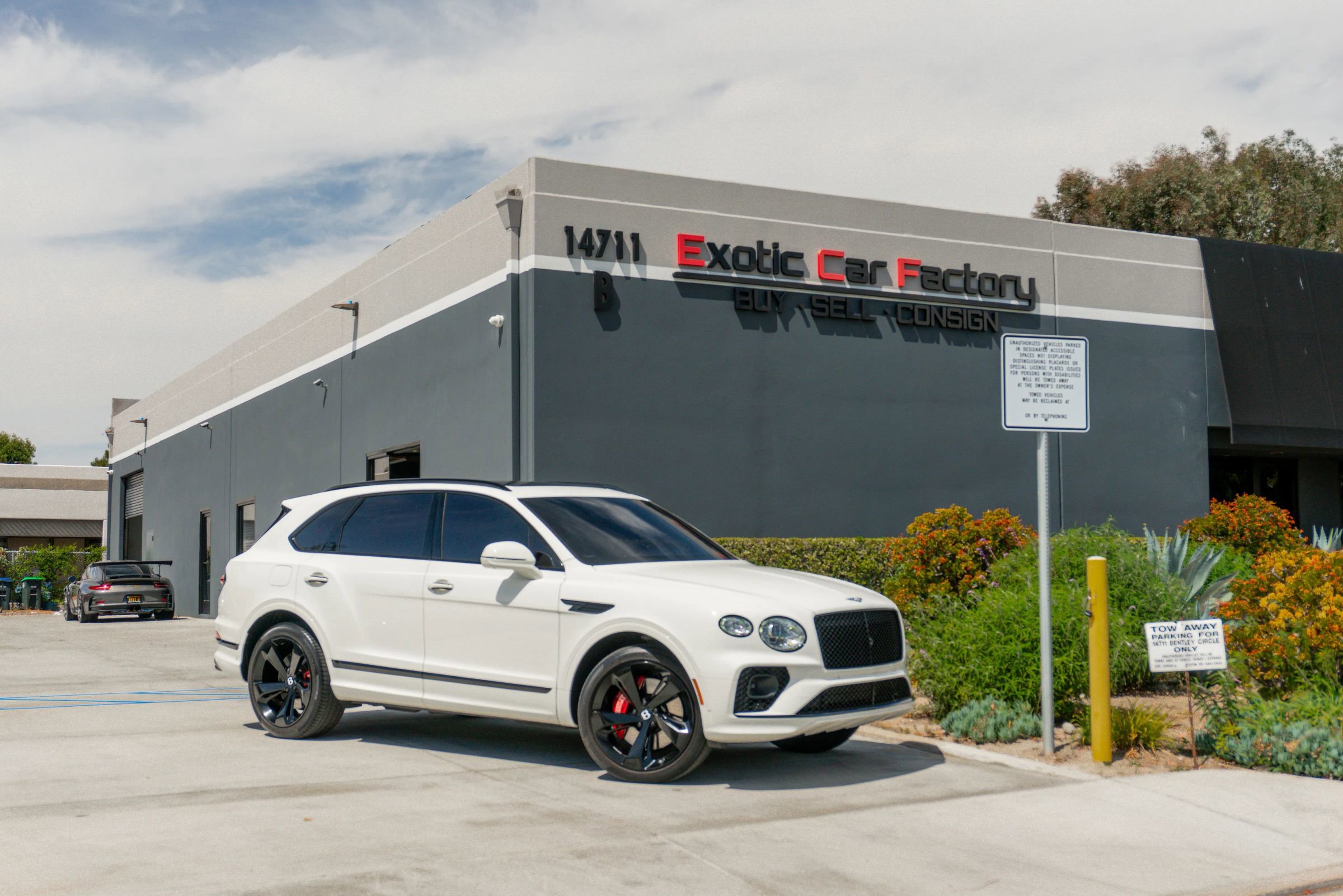 Used 2023 Bentley Bentayga image 1