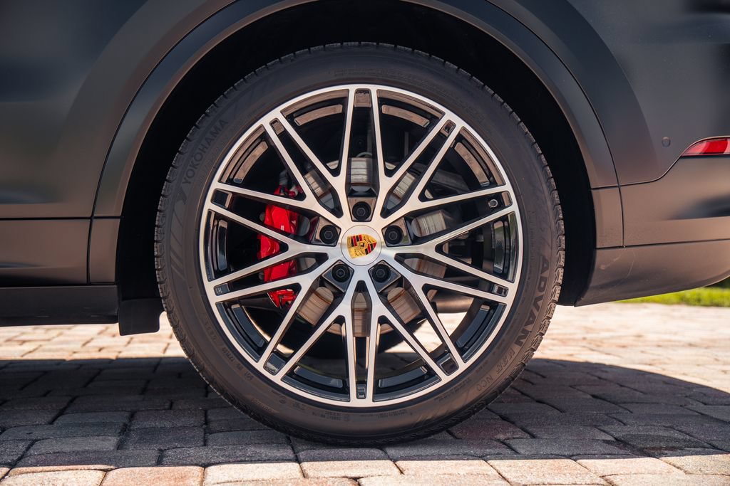 Used 2024 Porsche Cayenne S AWD/4WD image 16