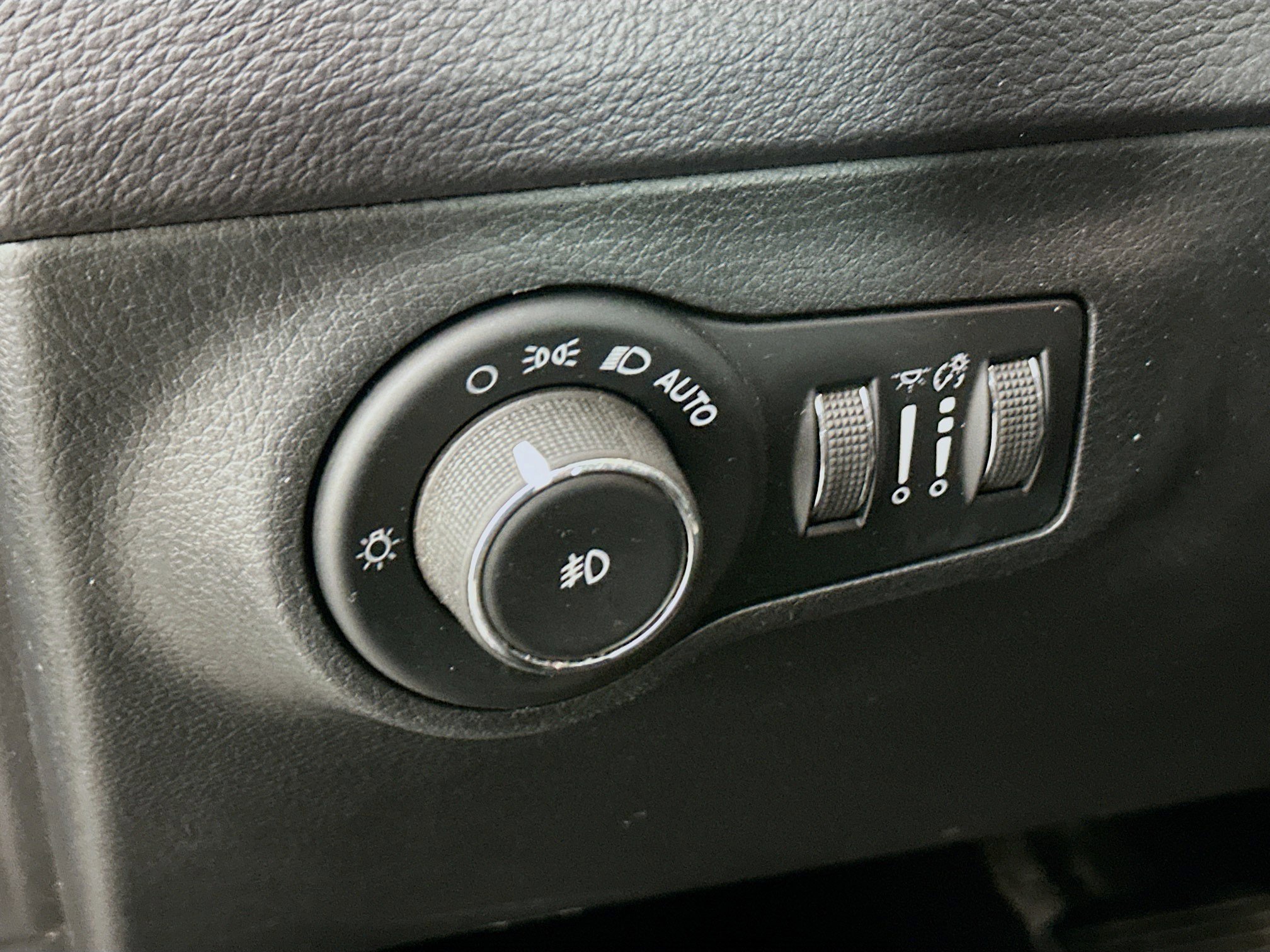 Used 2017 Jeep Compass Latitude w/ Popular Equipment Group FWD image 17