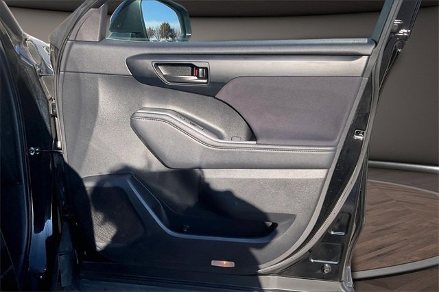 Used 2023 Toyota Highlander LE image 21