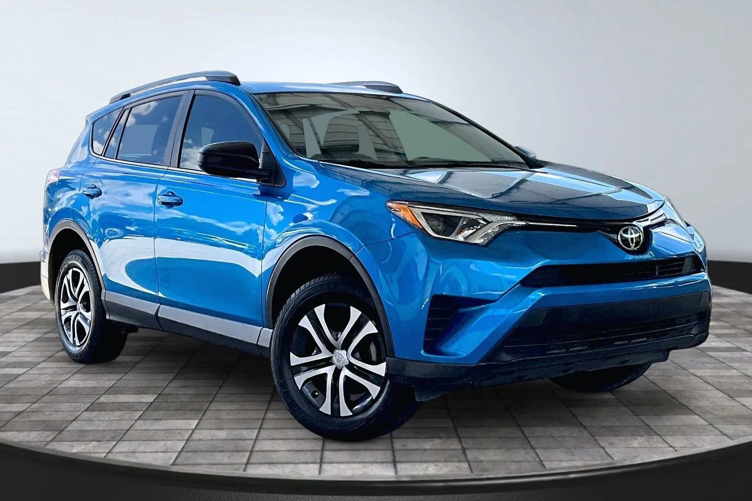 Used 2017 Toyota RAV4 LE FWD image 3