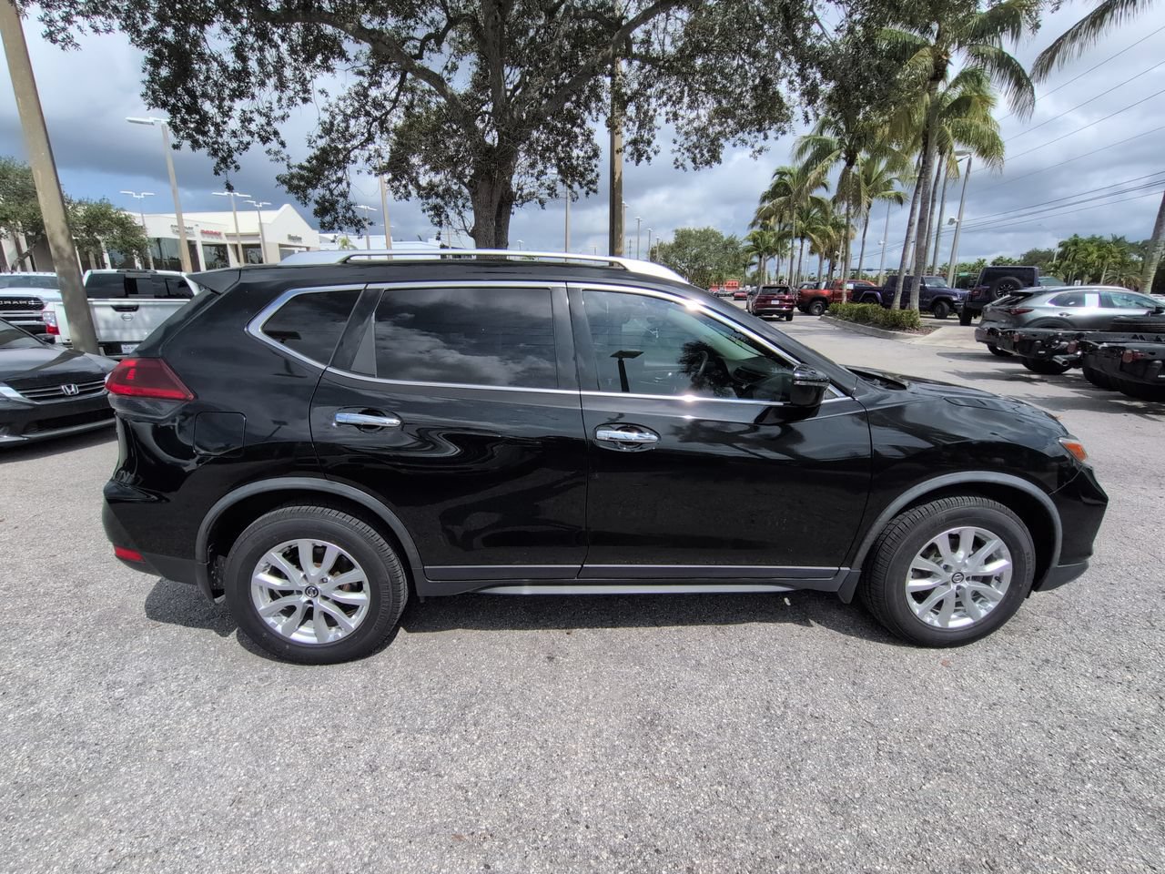 Used 2019 Nissan Rogue S w/ Special Edition Package FWD image 4