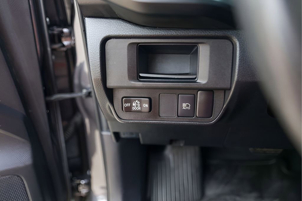 Used 2018 Toyota Tacoma SR w/ SR Convenience Package RWD image 17