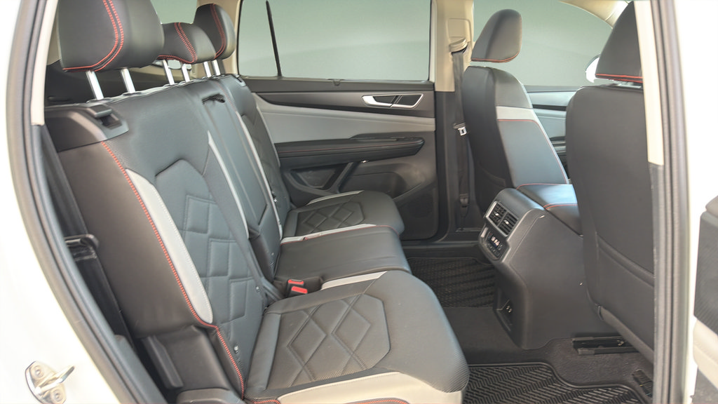 Used 2025 Volkswagen Atlas Peak Edition SE AWD/4WD image 17