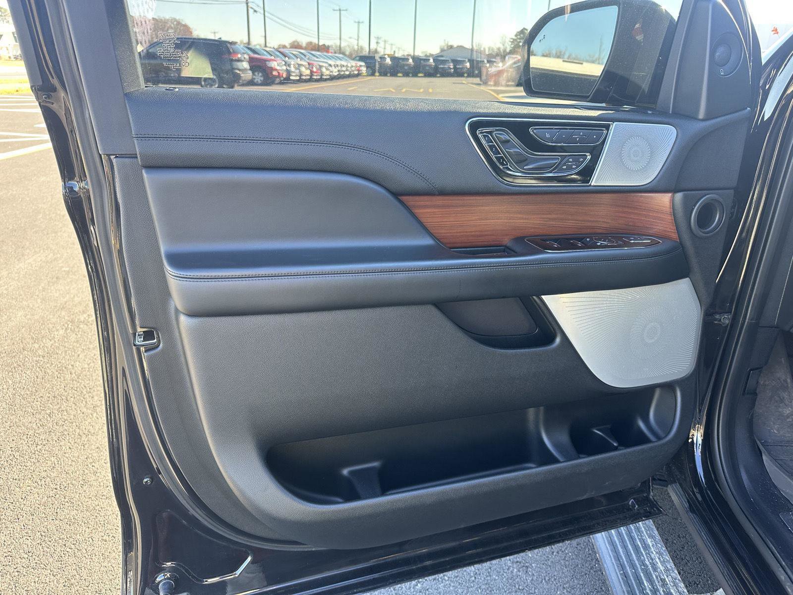 Used 2020 Lincoln Navigator Reserve w/ Equipment Group 208A Reserve image 9