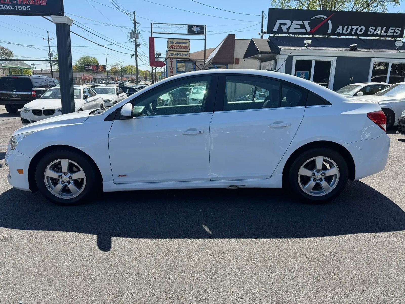 Used 2016 Chevrolet Cruze LT FWD image 2