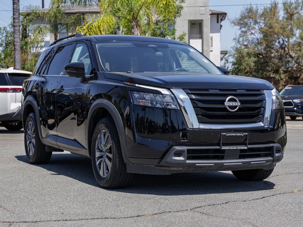Used 2024 Nissan Pathfinder SV FWD image 2