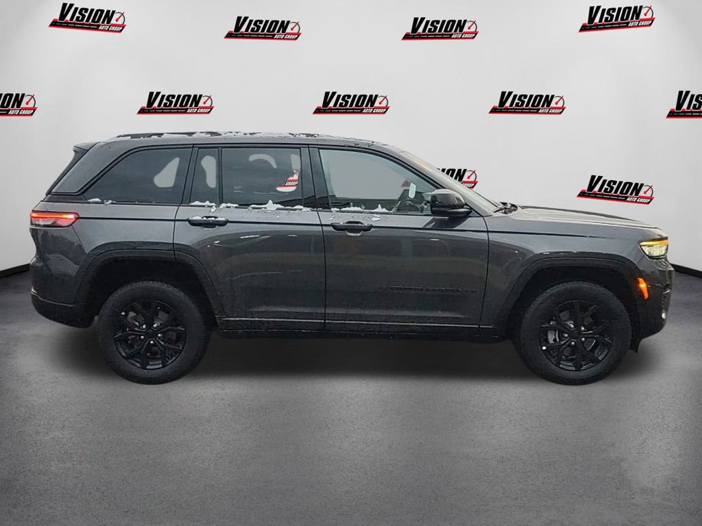 Used 2025 Jeep Grand Cherokee Altitude image 4