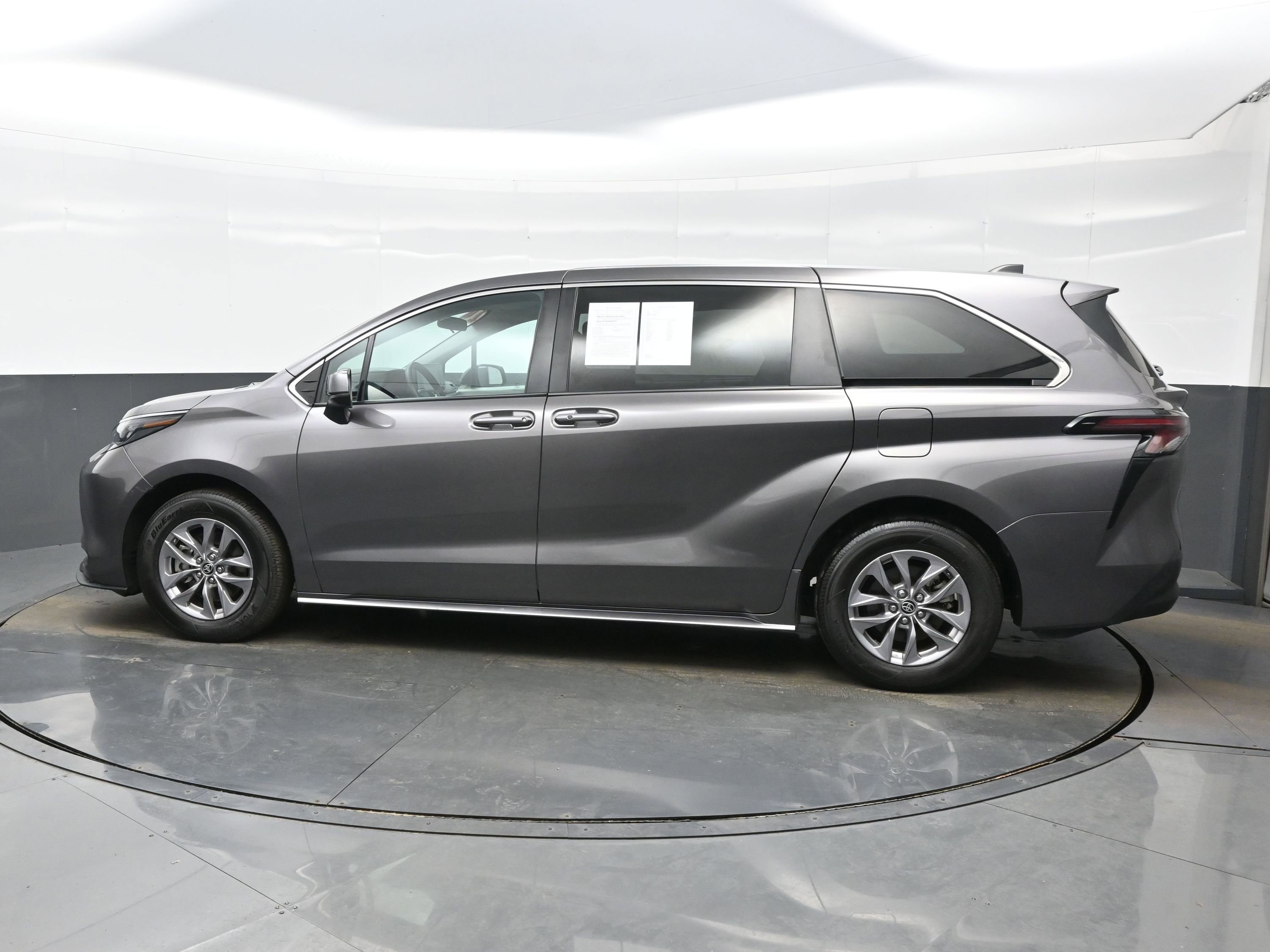 Used 2024 Toyota Sienna LE image 3