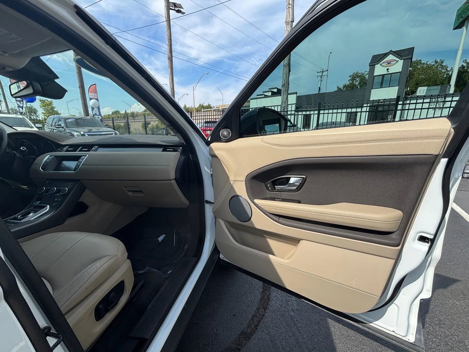 Used 2019 Land Rover Range Rover Evoque SE Premium image 21