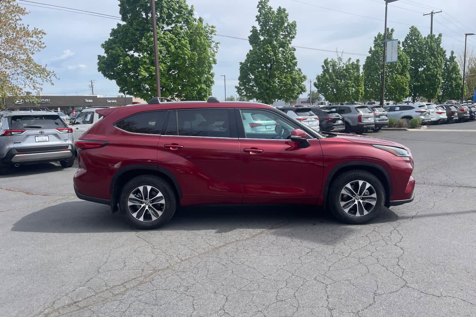 Used 2021 Toyota Highlander XLE AWD/4WD image 6