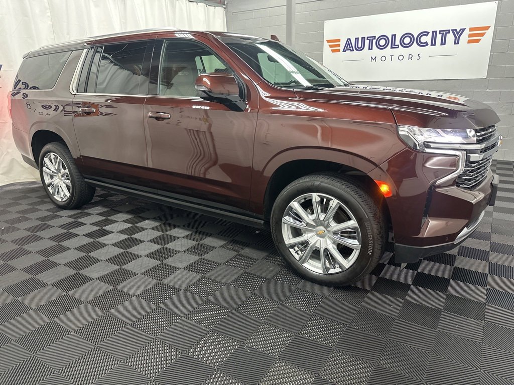 Used 2023 Chevrolet Suburban High Country image 3