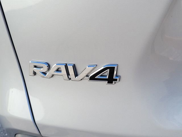 Used 2019 Toyota RAV4 LE FWD image 8