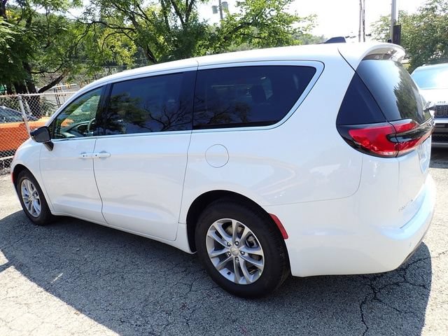 New 2027 Chrysler Pacifica Select FWD image 3