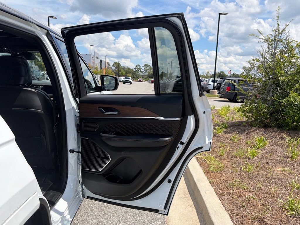 Used 2024 Jeep Grand Cherokee Summit AWD/4WD image 58