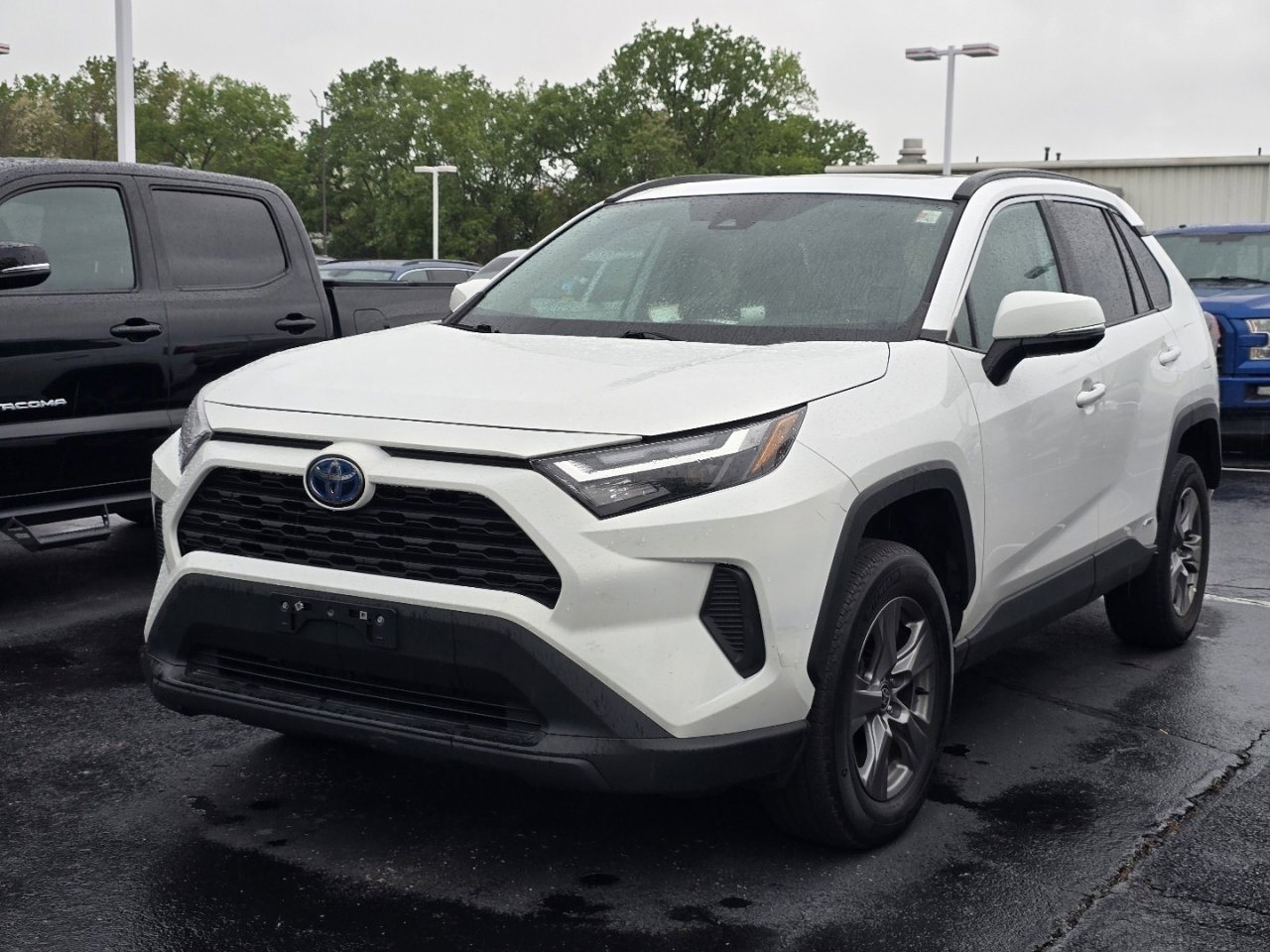 Used 2022 Toyota RAV4 XLE w/ Convenience Package AWD/4WD image 3