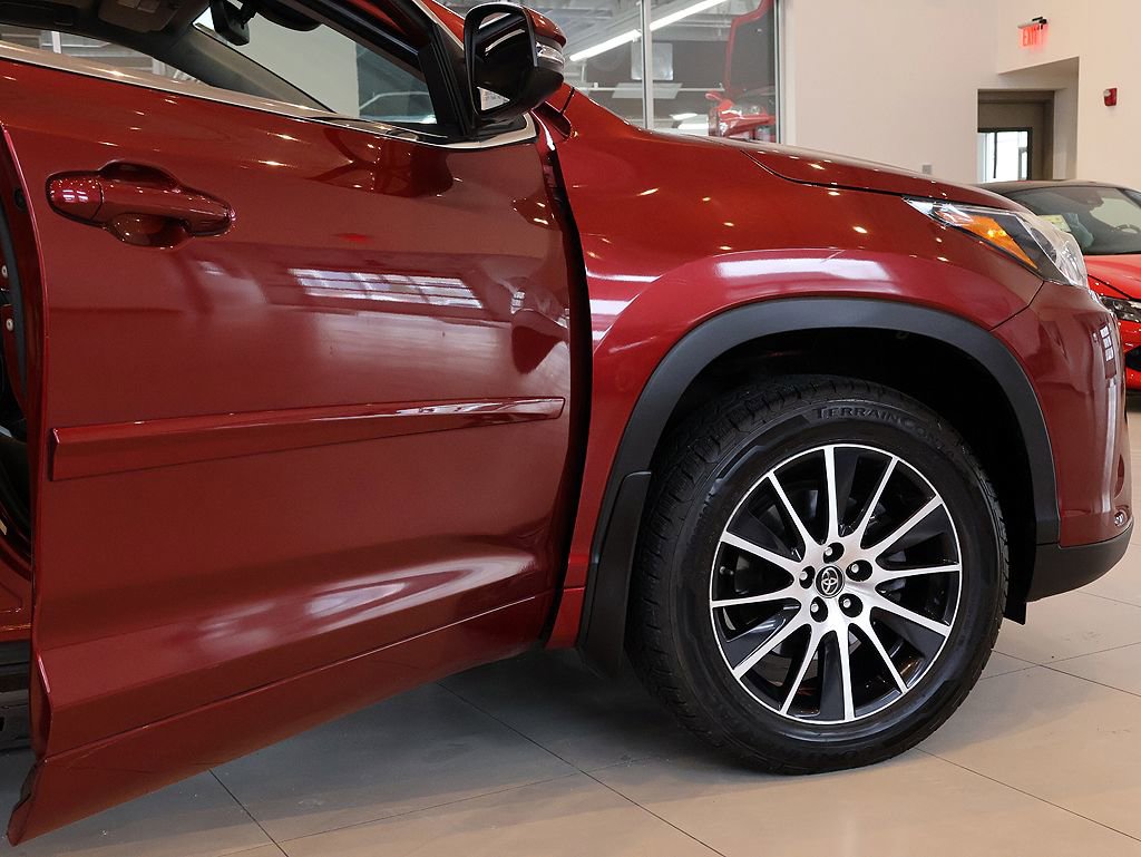 Used 2018 Toyota Highlander SE w/ Protection Package #3 AWD/4WD image 4