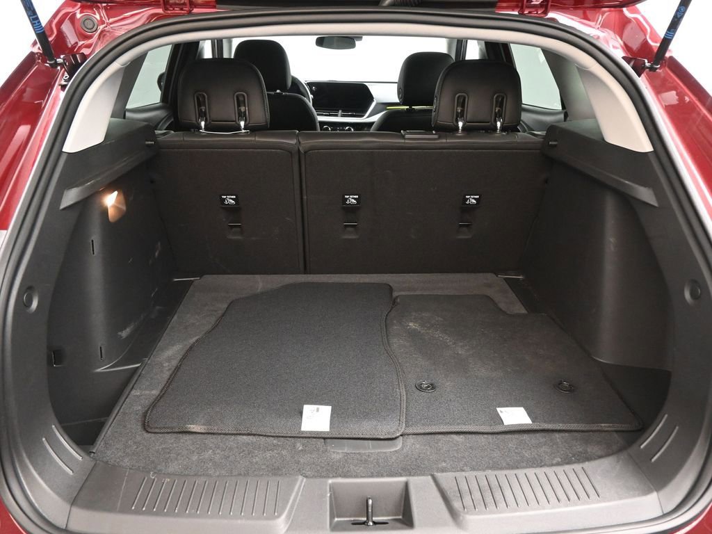 Used 2025 Chevrolet Trax LT w/ LT Convenience Package image 17
