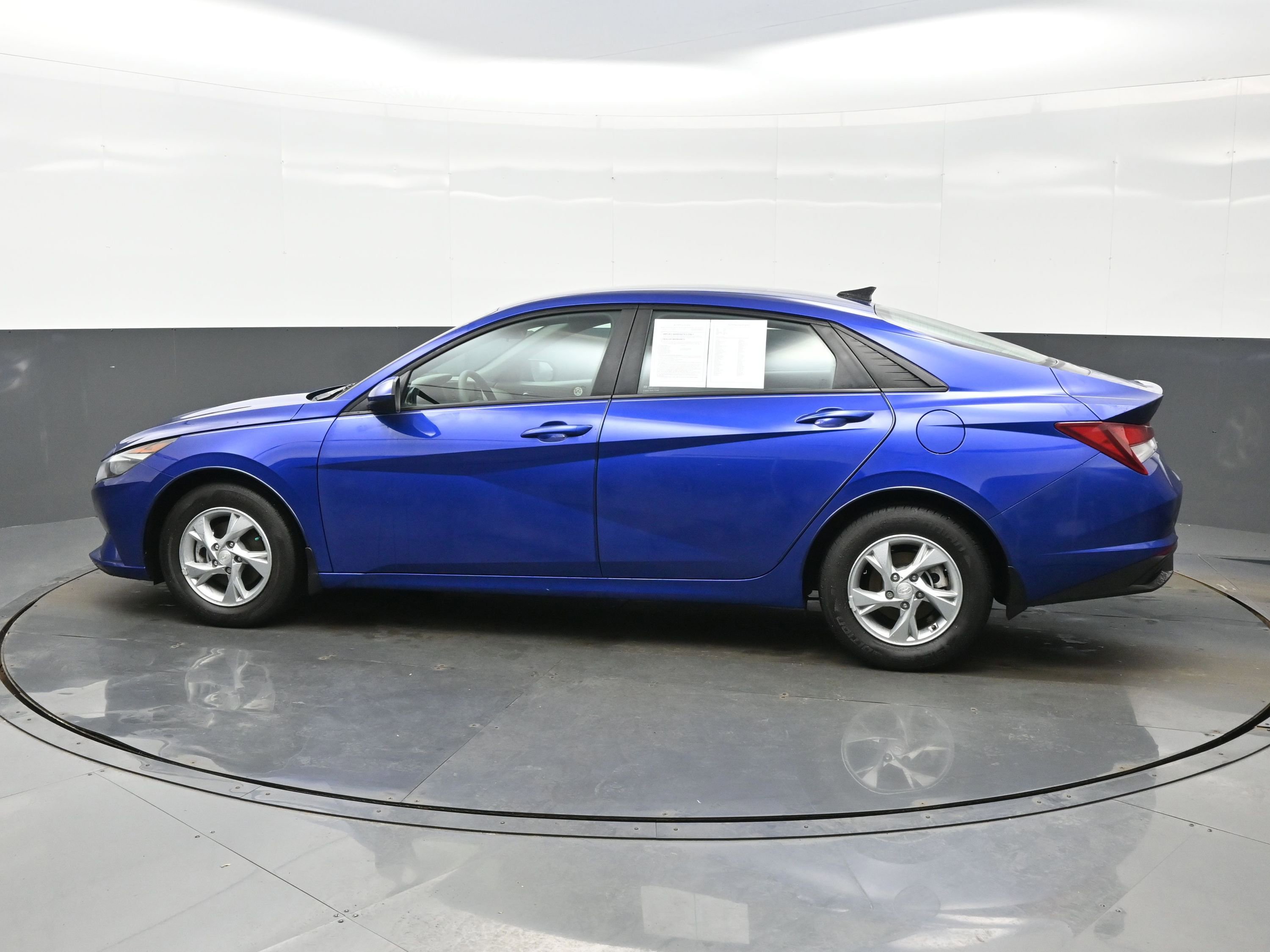 Used 2023 Hyundai Elantra SE image 3
