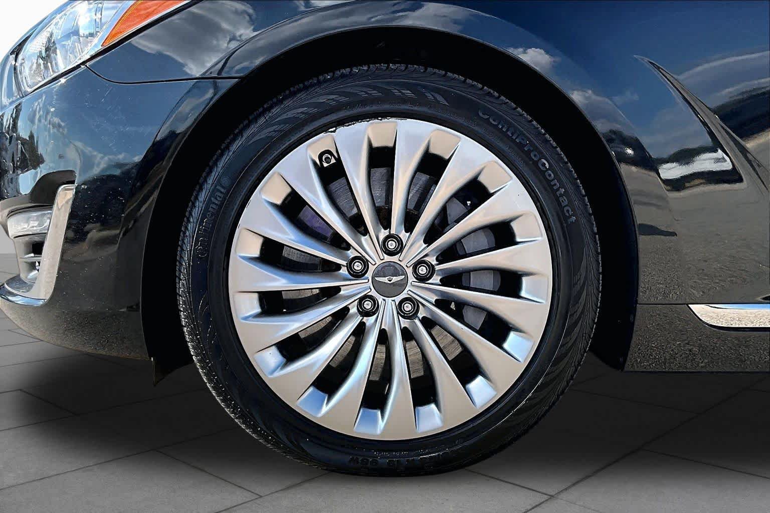 Used 2018 Genesis G90 3.3T Premium RWD image 11