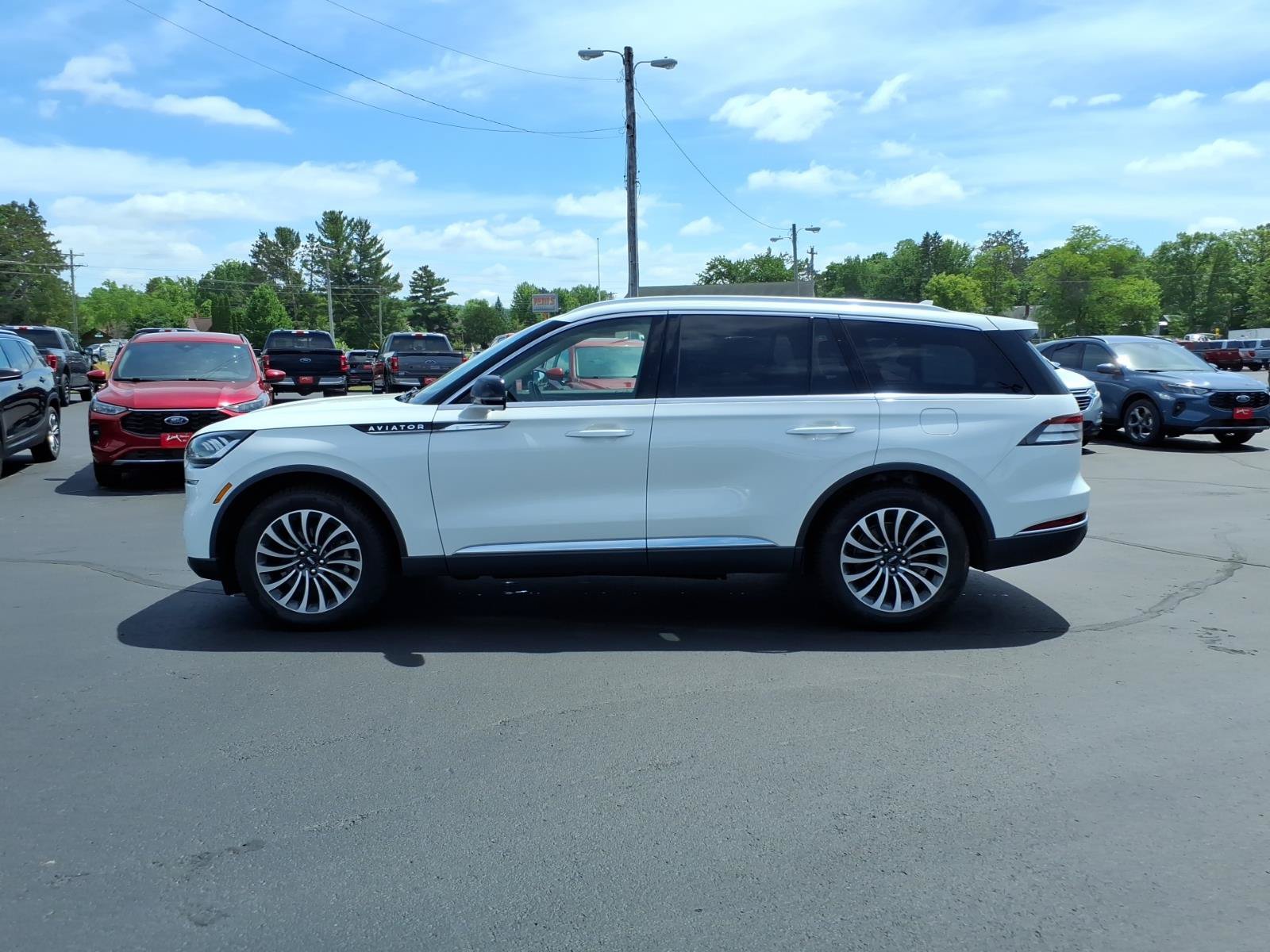Used 2021 Lincoln Aviator Reserve w/ Elements Package Plus AWD/4WD image 3